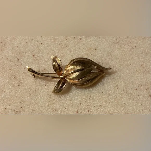 Elegant Gold Leaf Brooch - Picture 1 of 2